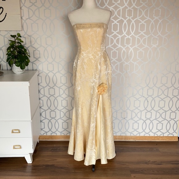 Scene Weaver Dresses & Skirts - Retro Butter yellow bridesmaid or prom dress.